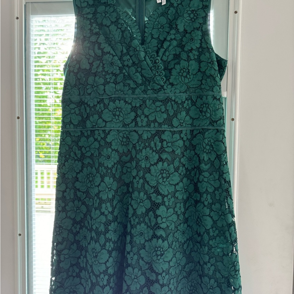 Beautiful emerald green cocktail dress by Lark and Ro….brand new without tags